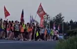 Srednjoškolci nastavljaju da pešače ka Novom Sadu: Večeras u Rumi, sutra ih očekuje najveći izazov (VIDEO) 