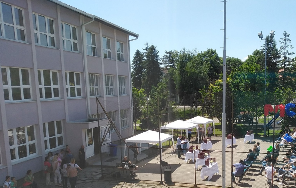 Sigurnosne kamere snimile PAD UČENIKA KROZ PROZOR: Poznato u kakvom je stanju dečak