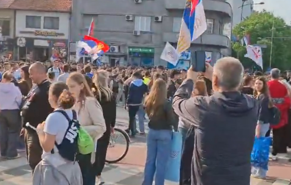 Mladost Srbije ne staje: Protest srednjoškolaca u Novom Sadu, maratonci nastavljaju ka Briselu blokada RTS-a traje već 12. dan (VIDEO)