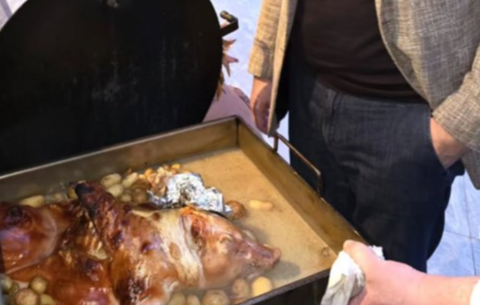 Vučić za Trampa Mlađeg spremio pečeno prasence: 