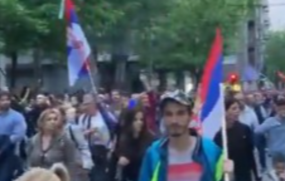 Dvanaesti dan blokade RTS-a: Okupili se beogradski zborovi, više hiljada građana u Takovskoj (VIDEO)
