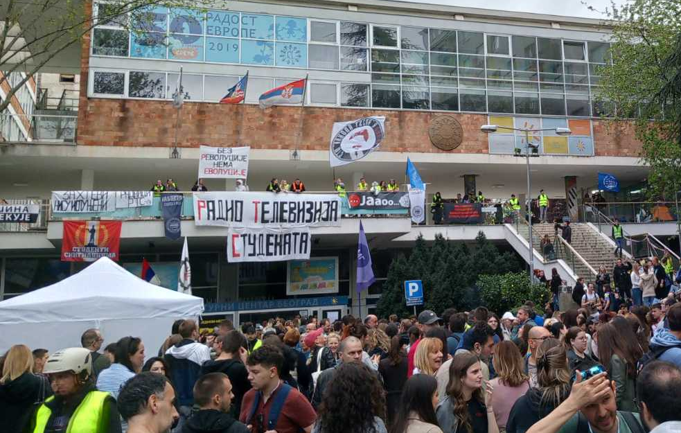 Grupa studenata i građana petnaesti dan blokira zgrade RTS-a u Takovskoj i na Košutnjaku