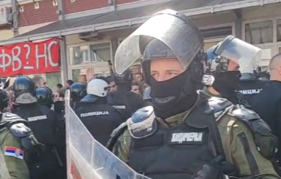 Incident u Novom Sadu: Žandarmerija pokušala silom da rastera Novosađane ispred fakulteta (VIDEO)