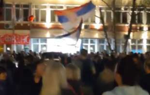 Veliki protest Pamtimo sve zbog prebijanja ispred DIF-a: Novosađani i veterani večeras čuvaju studente (VIDEO)