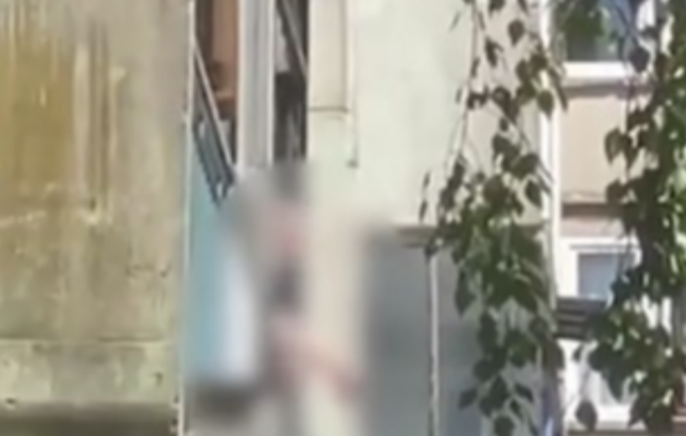 Policija uspela da upadne u zgradu na Vidikovcu gde muškarac preti samoubistvom: Na licu mesta i Hitna pomoć