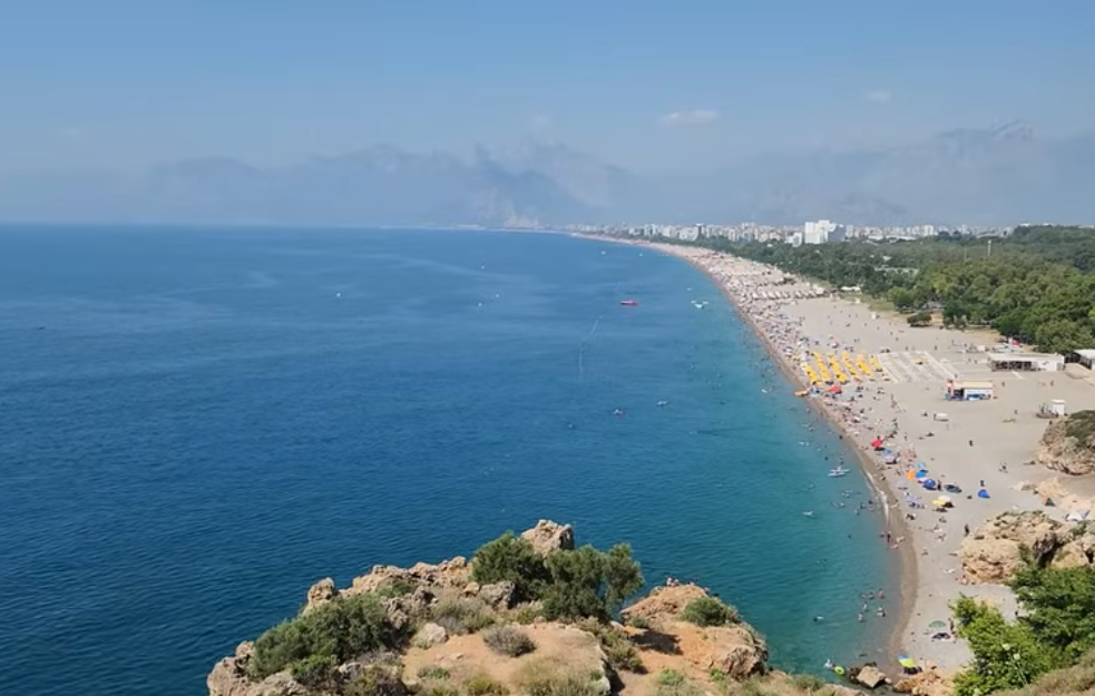 Neobičan Prvi maj u Antaliji: Turisti istog dana uživali u kupanju i grudvanju
