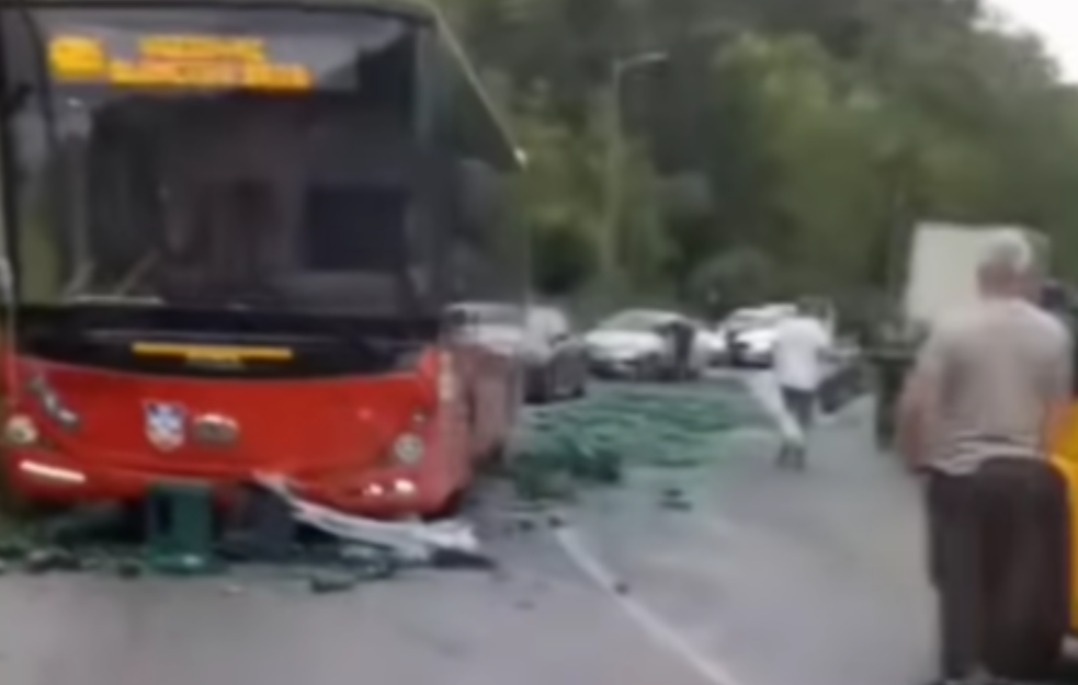 Žestok sudar autobusa i kamiona u selu Rakovica: Staklo rasuto na sve strane