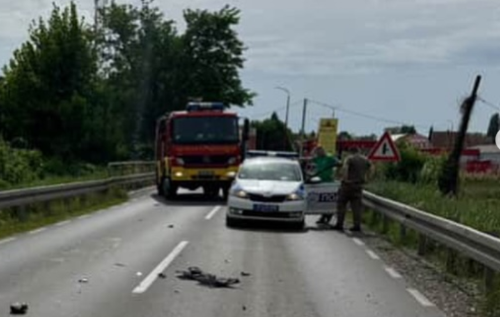 Direktan sudar kamiona i automobila kod Sremskih Karlovaca: Vatrogasci izvlačili povređene (FOTO)