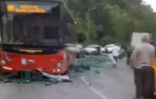 Žestok sudar autobusa i kamiona u selu Rakovica: Staklo rasuto na sve strane