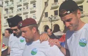 Dva studenta i veteran pešačili do Hilandara: Darivani časnim krstom ali ostali bez blagoslova za proteste