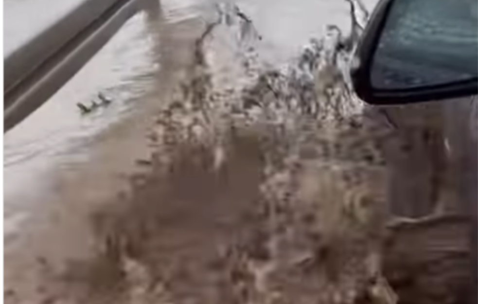 (VIDEO) Poplava na novom autoputu posle Mihajlovca! A  u Golupcu može samo čamcem 