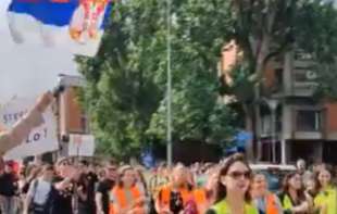Ispratilo ih više stotina građana: Studenti i maturanti peške krenuli iz Novog Sada na protest u Loznicu (VIDEO)