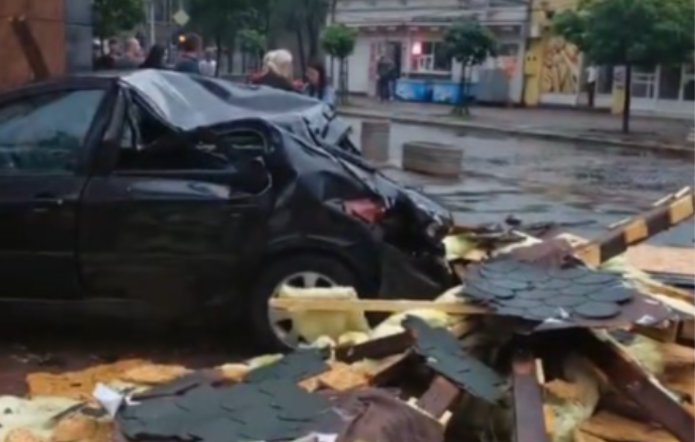 Pukom srećom izbegnuta tragedija u Mladenovcu: Vozač zakočio, krov stambene zgrade pao ispred njega (VIDEO)