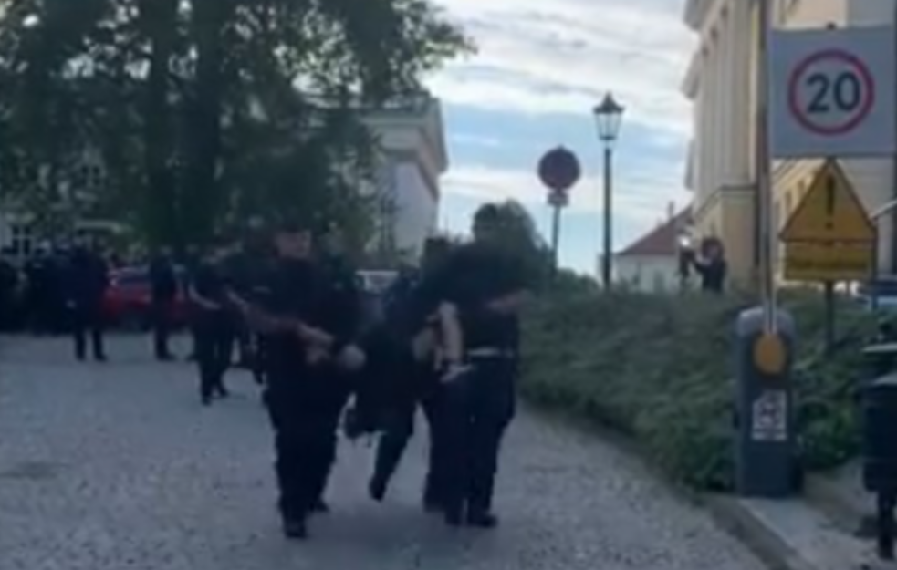 Drama na Univezitetu u Varšavi: Jedna osoba ubijena u napadu sekirom (VIDEO)
