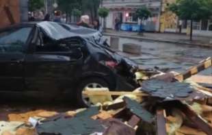 Pukom srećom izbegnuta tragedija u Mladenovcu: Vozač zakočio, krov stambene zgrade pao ispred njega (VIDEO)