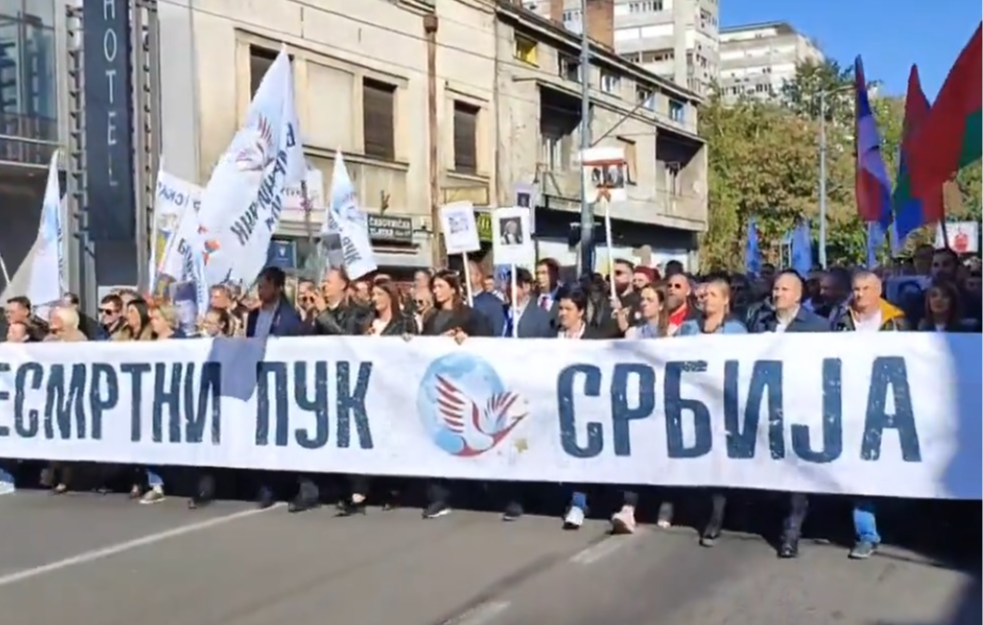 Besmrtni puk i u Beogradu: Na maršu sećanja oko 10.000 ljudi, na čelu kolone ruski ambasador i srpski ministri (VIDEO)