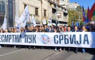 Besmrtni puk i u Beogradu: Na maršu sećanja oko 10.000 ljudi, na čelu kolone ruski ambasador i srpski ministri (VIDEO)