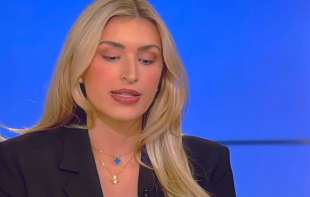 Samo se srušila, iz čista mira: Analitičarka se onesvestila u programu uživo pred očima cele Amerike (VIDEO)