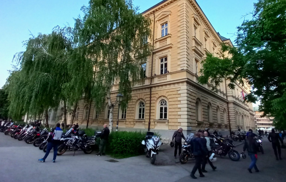 Učenici blokirali ulaz u Zemunsku gimnaziju: "Škola će biti zaključana dok direktorka ne ispoštuje odluku"