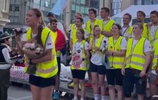 Studenti maratonci stigli u Brisel: Dočekali ih Srbi iz dijaspore, sa uzvikom Tri, dva, jedan - Srbija stali na crveni tepih (VIDEO)