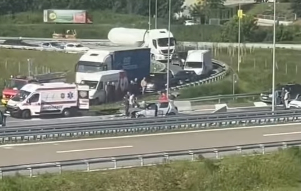 Saobraćajna nezgoda na naplatnoj stanici kod Čačka: Hitna pomoć, vatrogasci i policija na terenu