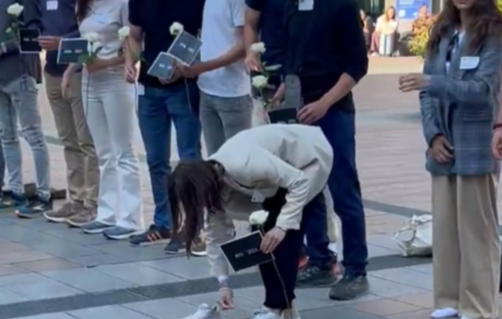 Dirljiva poruka svetu: Studenti maratonci izuli patike pred Evropskim parlamentom, evo šta su time poručili (VIDEO)