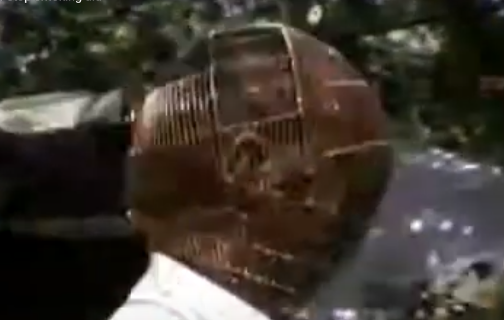 Zašto Turčin nosi kavez na glavi? Razlog će vas iznenaditi! (VIDEO)