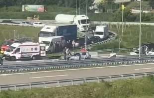 Saobraćajna nezgoda na naplatnoj stanici kod Čačka: Hitna pomoć, vatrogasci i policija na terenu
