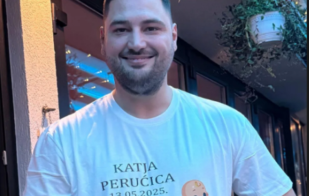 Ljuba Perućica u rukama drži tek rođenu ćerku i peva joj na uvce
