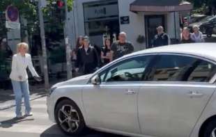 Incident u Ulici gospodara Vučića: Vozač pokušao da probije blokadu