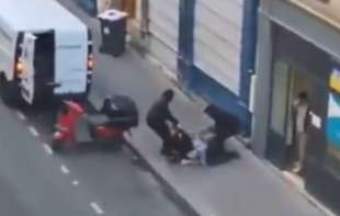 Snimljen pokušaj otmice u Parizu usred dana: Trudnica odbranila sebe i porodicu uz pomoć prolaznika (VIDEO)