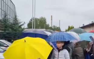 Kurtijeva policija zatvorila objekat: Protest roditelja i dece ispred Hale sportova u Kosovskoj Mitrovici