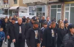 U Kočanima održan Marš anđela, povodom dva meseca od požara u diskoteci (VIDEO)