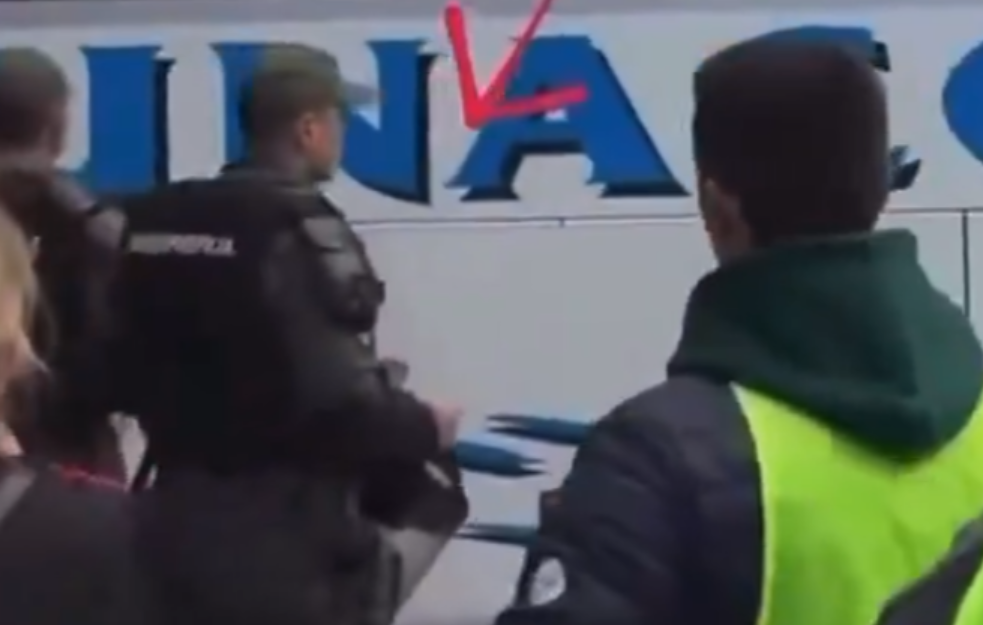 Ni žandarm ne veruje: Krsti se pred autobusom punim SNS-ovaca! (VIDEO)