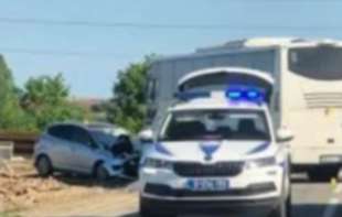 Sudar autobusa i automobila kod Niša: Vozilo potpuno smrskano!