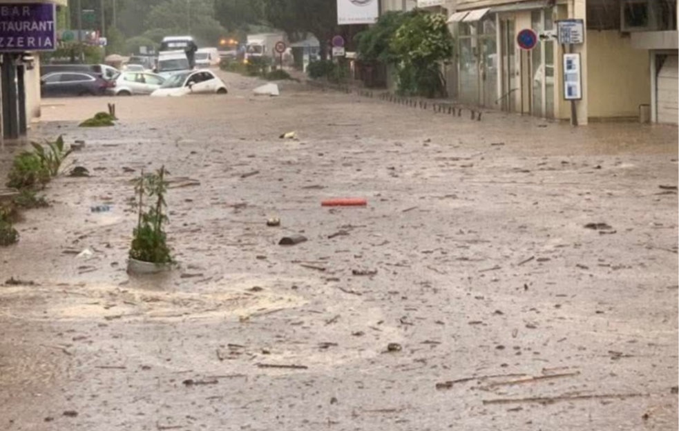Katastrofalne poplave pogodile jug Francuske: Nema struje ni vode, najmanje tri osobe poginule (VIDEO)
