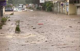Katastrofalne poplave pogodile jug Francuske: Nema struje ni vode, najmanje tri osobe poginule (VIDEO)