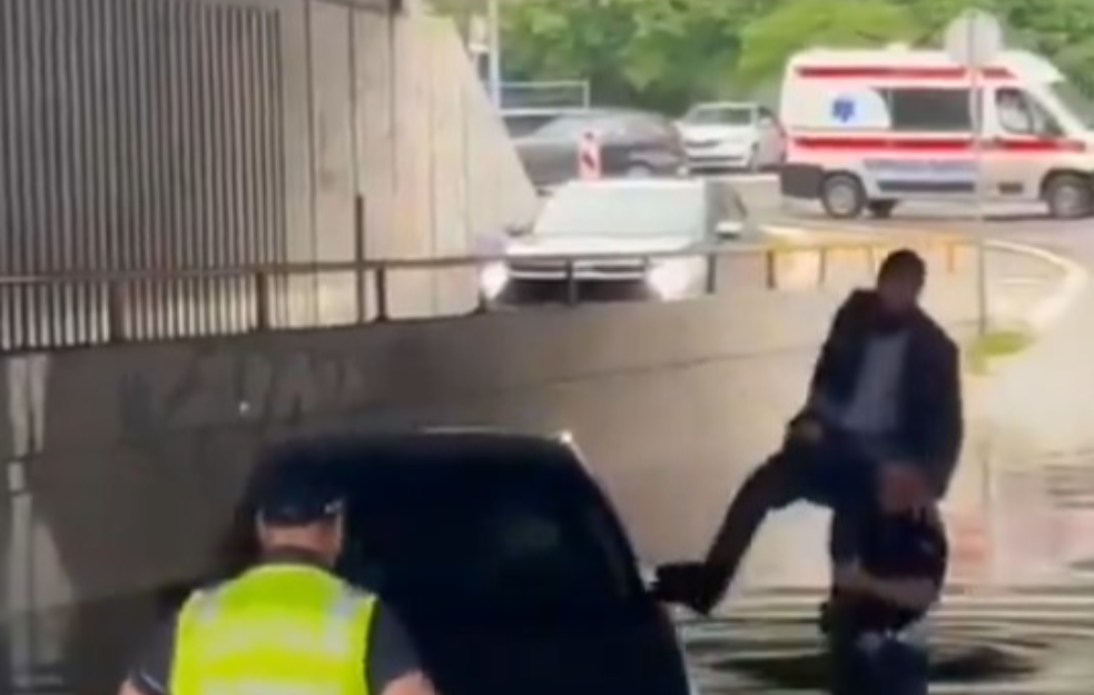 Neverovatna scena u Beogradu: Vozač je mislio da može kroz poplavljeni tunel, evo kako je prošao (VIDEO)
