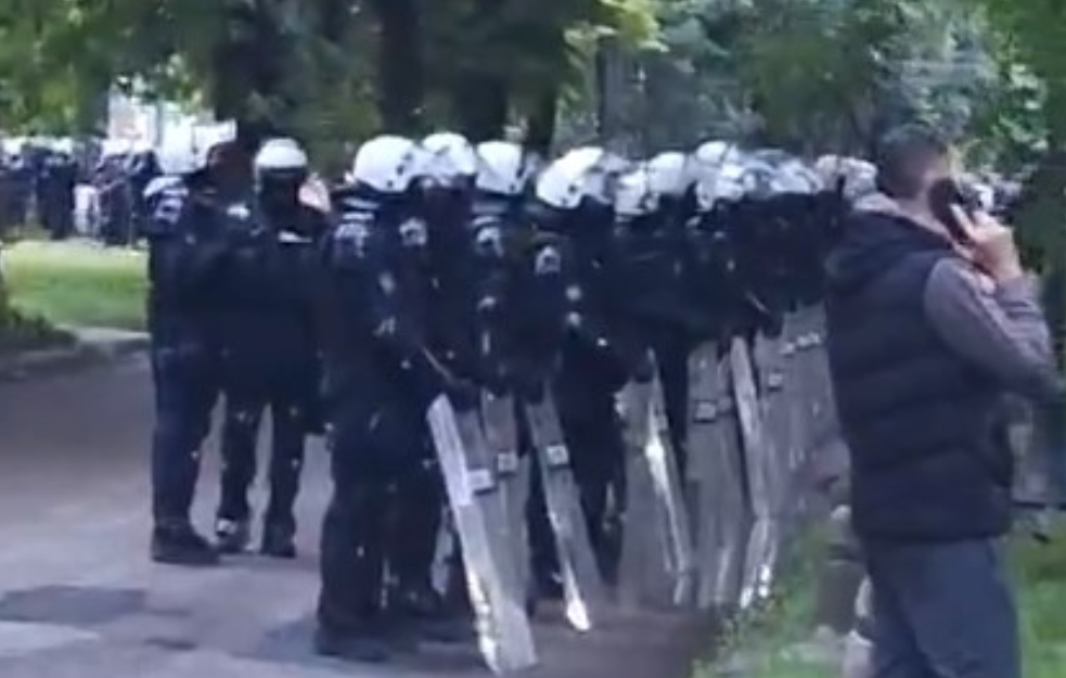 Kula pumpa iz sve snage: Protest protiv SNS huligana, ceo grad na ulici (VIDEO)