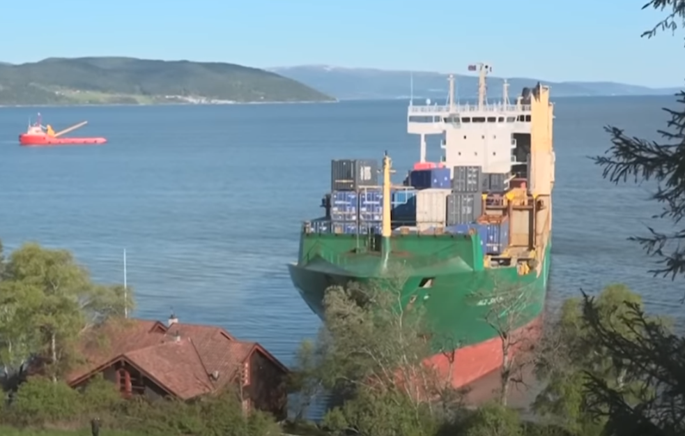 Oficir zaspao na dužnosti, teretnjak se nasukao u dvorištu kuće u Norveškoj