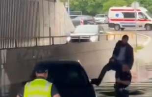 Neverovatna scena u Beogradu: Vozač je mislio da može kroz poplavljeni tunel, evo kako je prošao (VIDEO)