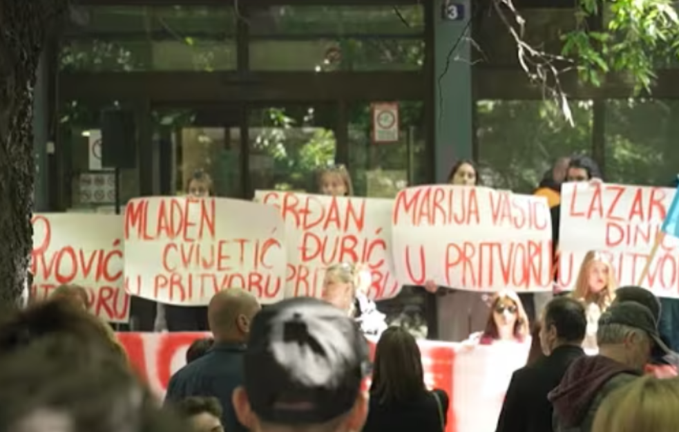 Studenti u Novom Sadu jutros omogućili ulazak zaposlenima u zgradu suda: Nova blokada najavljena od deset sati