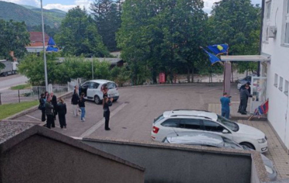 Kurtijeva policija upala u sportsku halu u Leposaviću: Skinuli srpsku zastavu sa ulaza (FOTO)