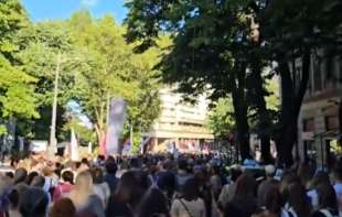 Vratite nam Pionirski park: Beogradski zborovi održali protest za uklanjanje Ćacilenda (VIDEO)