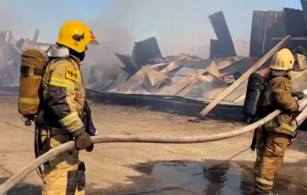 Veliki požar u fabrici drveta u Vologodskoj oblasti zahvatio 1.500 kvadratnih metara