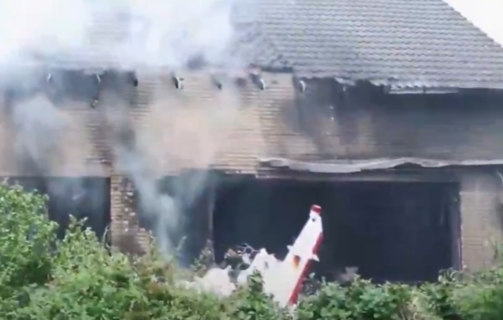 Tragedija u Nemačkoj: Najmanje dve osobe poginule kada se mali avion srušio na zgradu (VIDEO)