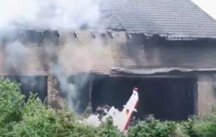Tragedija u Nemačkoj: Najmanje dve osobe poginule kada se mali avion srušio na zgradu (VIDEO)