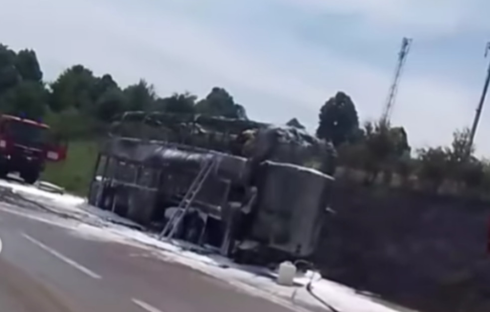 Izgoreo autobus đaka iz Prokuplja koji su krenuli na ekskurziju – nema povrđenih