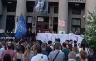 Protesti u Beogradu, Novom Sadu i Nišu zbog napada na profesorku: Rektor Đokić se obratio sa balkona Pravnog (VIDEO)