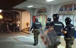 Napeto u Novom Sadu: Prostorije SNS zasute jajima i brašnom, naprednjake čuva Žandarmerija (VIDEO)